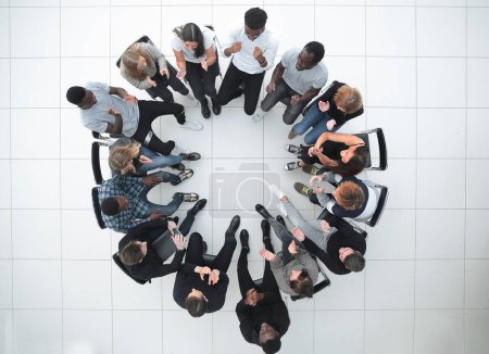 Foto de Concepto de reunión de negocios con personas sentadas alrededor de una mesa redonda - Imagen libre de derechos