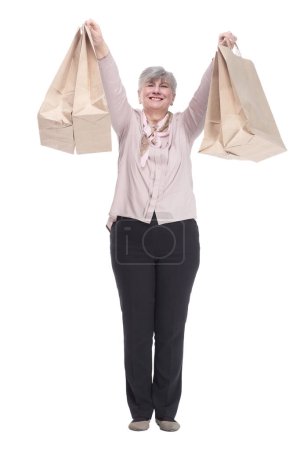 Téléchargez les photos : Vieille dame souriante avec des sacs à provisions. isolé sur un blanc - en image libre de droit
