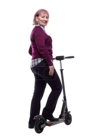 Foto de Mujer con un scooter eléctrico mirando una pantalla blanca en blanco - Imagen libre de derechos