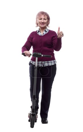 Téléchargez les photos : Femme âgée souriante montrant le geste OK. isolé sur un blanc - en image libre de droit