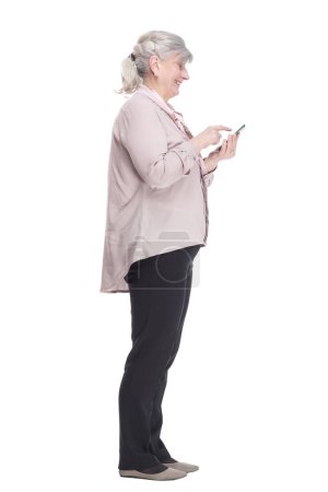 Foto de Mujer anciana casual leyendo un mensaje en su teléfono inteligente - Imagen libre de derechos