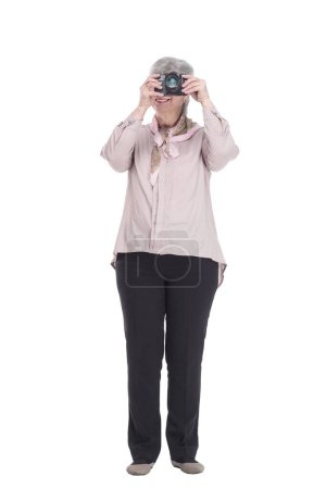 Foto de Feliz anciana con una cámara en sus manos. aislado en un blanco - Imagen libre de derechos