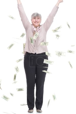 Téléchargez les photos : Très heureuse vieille femme debout sous une pluie de billets de dollar . - en image libre de droit