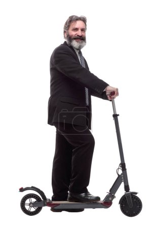 Téléchargez les photos : "homme d'affaires avec scooter électrique montrant geste OK. isolé o" - en image libre de droit