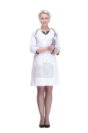Téléchargez les photos : Attrayant médecin féminin avec presse-papiers. isolé sur un blanc - en image libre de droit