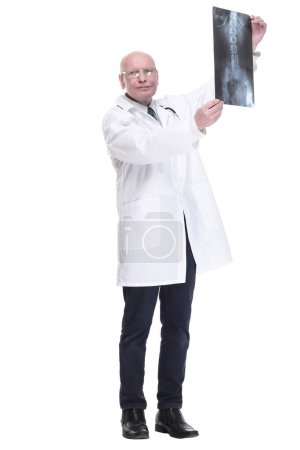 Téléchargez les photos : Médecin traitant avec une radiographie. isolé sur un fond blanc. - en image libre de droit