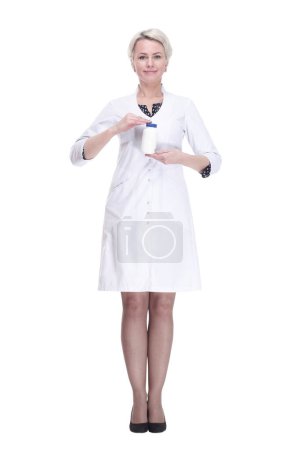 Foto de La doctora tiene una botella de desinfectante. aislado en un blanco - Imagen libre de derechos