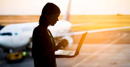 Foto de Mujer con un portátil en el aeropuerto. - Imagen libre de derechos
