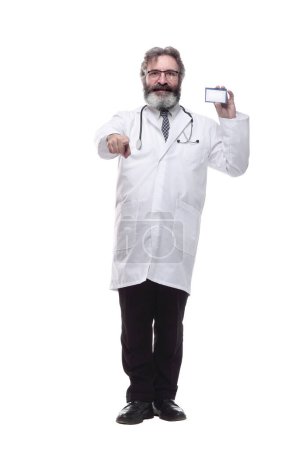 Foto de Terapeuta médico amistoso mostrando su tarjeta de visita. aislado - Imagen libre de derechos