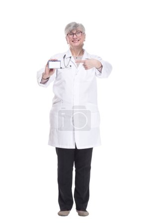 Foto de Médico experimentado mujer mostrando su tarjeta de visita. - Imagen libre de derechos