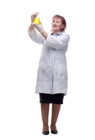 Foto de Doctora con un frasco de laboratorio. aislado en un blanco - Imagen libre de derechos