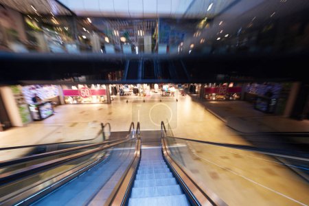 Téléchargez les photos : Shopping mall escalators, building interior - en image libre de droit