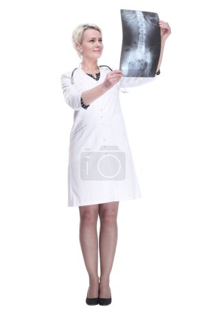 Téléchargez les photos : Femme médecin avec radiographie des poumons. isolé sur un blanc - en image libre de droit