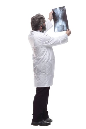 Foto de Médico de cabecera examinando una radiografía de los pulmones. aislado - Imagen libre de derechos