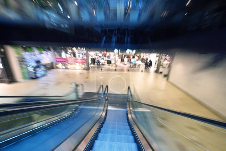 Téléchargez les photos : Ascenseurs de centre commercial, intérieur du bâtiment - en image libre de droit