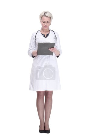 Téléchargez les photos : "femme sérieuse médecin prendre des notes dans le presse-papiers." - en image libre de droit