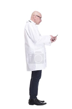 Foto de Doctor hombre hablando por un teléfono móvil. aislado en un blanco - Imagen libre de derechos