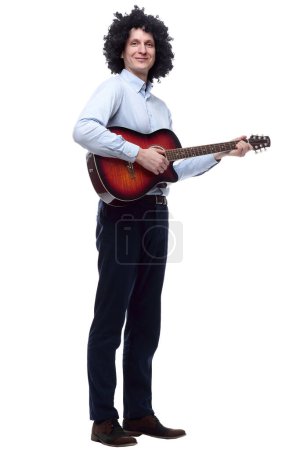 Téléchargez les photos : Joyeux bouclé homme aux cheveux avec une guitare. isolé sur un blanc - en image libre de droit