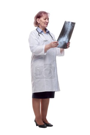 Téléchargez les photos : Femme médecin avec une radiographie. isolé sur un blanc - en image libre de droit