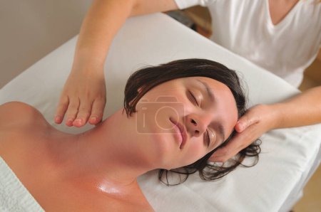 Foto de "hermosa mujer tienen masaje en el spa y centro de bienestar" - Imagen libre de derechos