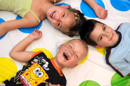 Foto de Feliz tres niños jugando juntos - Imagen libre de derechos
