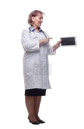 Téléchargez les photos : Femme médecin avec une tablette numérique. isolé sur un blanc - en image libre de droit