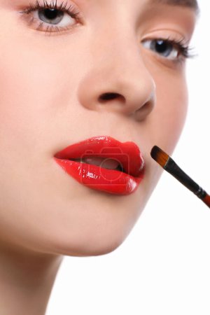 Foto de Maquillaje artista aplicar lápiz labial con pincel, belleza - Imagen libre de derechos
