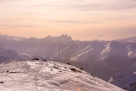 Téléchargez les photos : Montagnes enneigées paysage de la chaîne au coucher du soleil - en image libre de droit