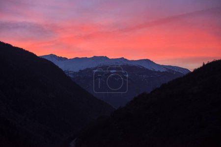 Téléchargez les photos : Vue panoramique sur les montagnes enneigées au coucher du soleil - en image libre de droit