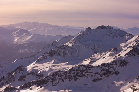Téléchargez les photos : Montagnes avec des sommets enneigés au coucher du soleil - en image libre de droit