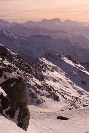 Téléchargez les photos : Paysage de montagnes enneigées au coucher du soleil - en image libre de droit