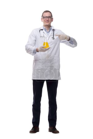 Téléchargez les photos : Jeune scientifique montrant une fiole de laboratoire. isolé sur un blanc - en image libre de droit
