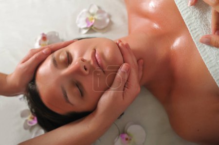Téléchargez les photos : "belle femme ont massage au spa et centre de bien-être" - en image libre de droit