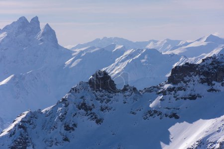 Téléchargez les photos : "beau paysage de montagne en hiver" - en image libre de droit