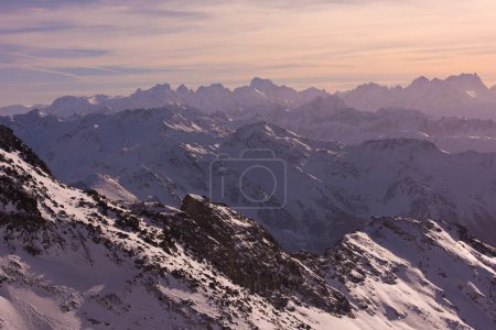 Téléchargez les photos : Vue panoramique sur les montagnes enneigées au coucher du soleil - en image libre de droit