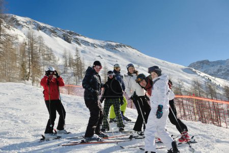 Foto de Retrato de invierno de amigos en el esquí - Imagen libre de derechos