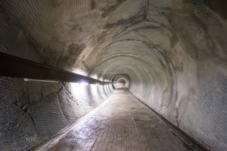 Téléchargez les photos : Tunnel souterrain pour piétons - en image libre de droit