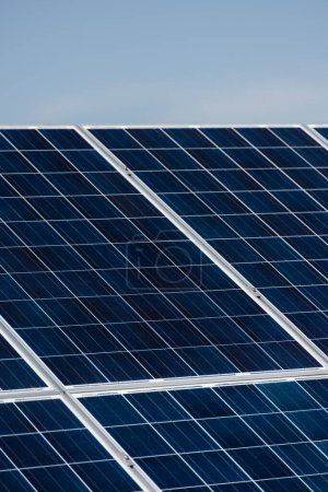 Foto de Paneles solares en la central eléctrica - Imagen libre de derechos