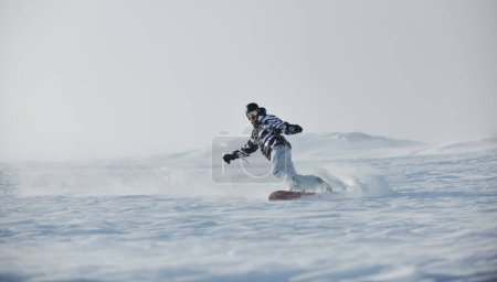 Freestyle Snowboarder springen und fahren