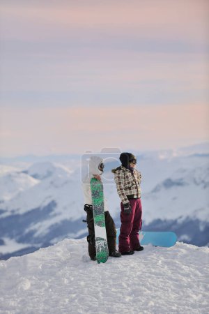 Téléchargez les photos : Couple de snowboarder au sommet de la montagne - en image libre de droit
