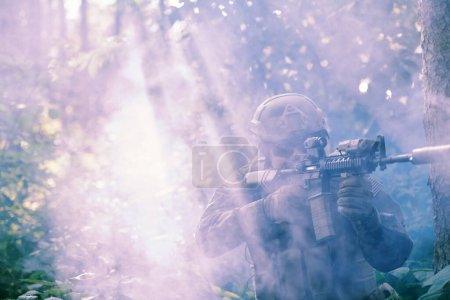 Foto de Soldado en acción apuntando a la óptica láser - Imagen libre de derechos