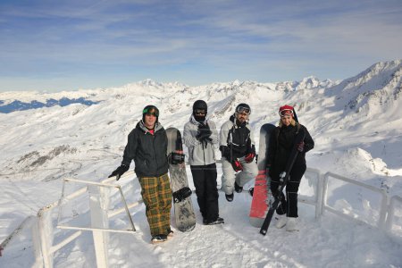 Téléchargez les photos : Groupe de personnes sur la neige pendant la saison hivernale - en image libre de droit