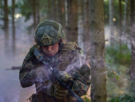 Foto de Soldado en acción apuntando a la óptica láser de arma - Imagen libre de derechos