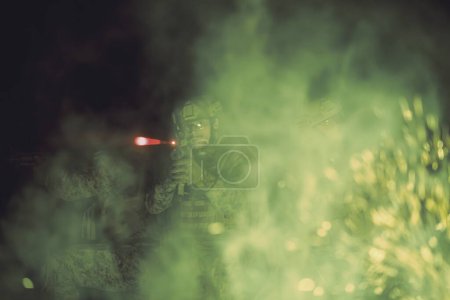 Foto de Misión nocturna. Soldados armados en el bosque - Imagen libre de derechos