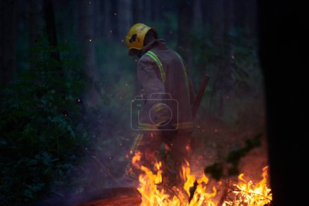 Foto de Retrato del bombero en acción - Imagen libre de derechos