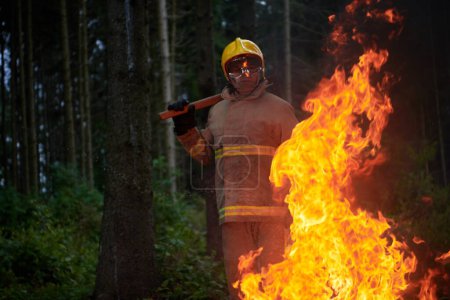 Téléchargez les photos : Portrait du pompier au travail - en image libre de droit