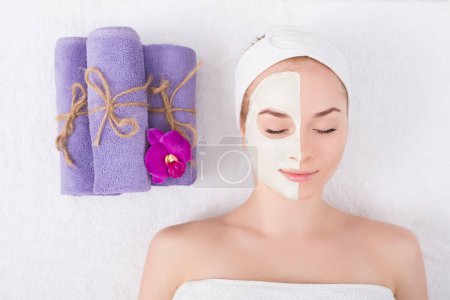 Foto de Mascarilla facial, tratamiento de belleza spa, cuidado de la piel - Imagen libre de derechos