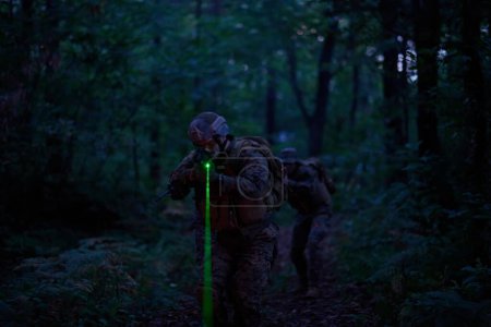 Téléchargez les photos : Mission de nuit. Soldats armés dans la forêt - en image libre de droit