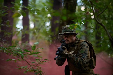 Foto de Soldado en acción apuntando a la óptica láser de arma - Imagen libre de derechos