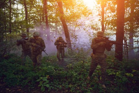 Téléchargez les photos : Guerre moderne Soldats Squad dans la bataille - en image libre de droit
